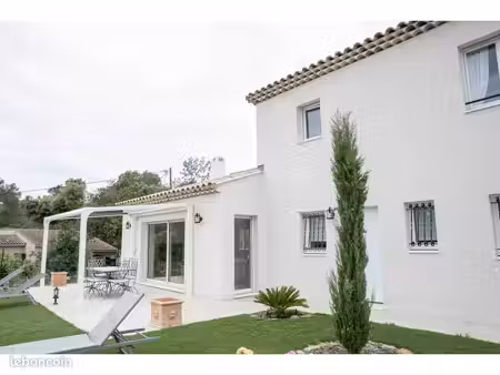 découvrez cette villa neuve à étage de 114 m² aux lignes traditionnelles  pensée pour offr