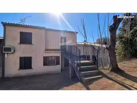 t3 de 42 m² – 2 chambres  tropézienne  2 parkings  combles et faibles charges