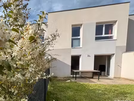 à trévoux  village recherché où tout se fait à pied un cadre idéal pour les enfants et une