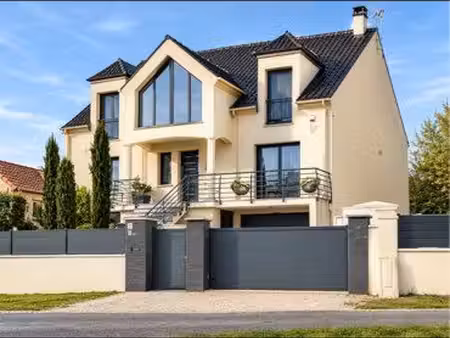 grisy-suisnes – à 5 min de brie-comte-robert – belle maison d’architecte de 209 m² – 6 cha