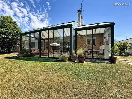 maison d'exception avec jardin et véranda