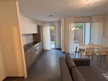 t2 meublé de 47 m² avec jardin privatif  terrasse couverte et garage fermé 1 450 / mois ch