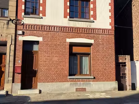 maison 3 chambres à charleroi  façade brique et blanc
