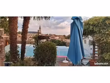 maison convivial  avec beaucoup d'arbres