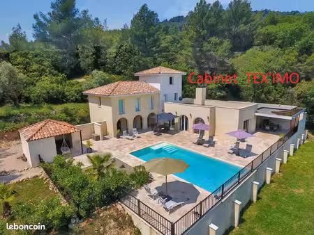 villa d'architecte atypique en provence sur grand terrain avec vue dominante