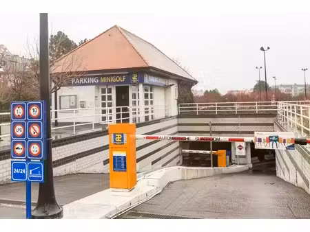 garage fermé à louer sous le minigolf  au cœur du zoute.