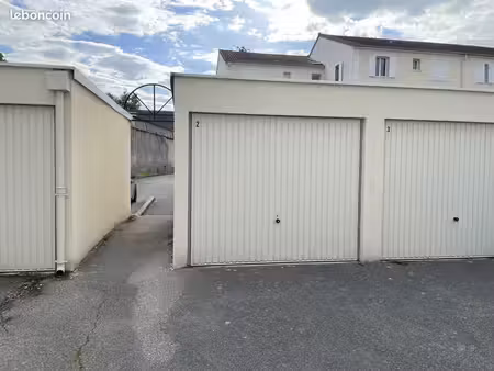 garage/box 12 50m² à sainte geneviève des bois 110 (charges comprises)