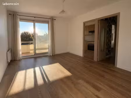 studio meublé sanary sur mer + place de parking