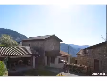 mas ardéchois encienne ferme en pierre