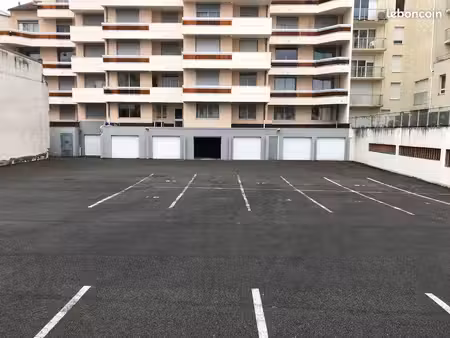 place de parking cour sécurisée  vichy centre