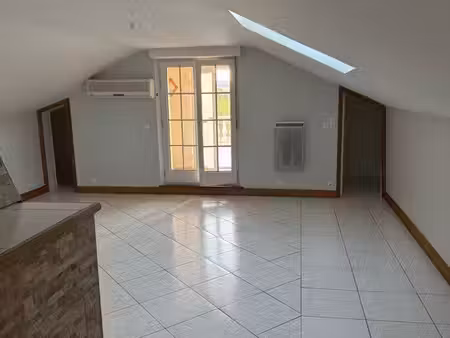 ? à louer – spacieux appartement de 100 m² avec terrasse et cour – 920 /mois
