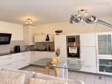 ? t2 bis meublé de 62 m² – balcon – parking – cave – proche lac et commodités