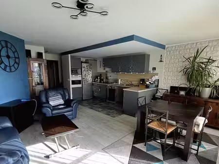 appartement 3 pièces 67 m² avec balcon et box en bon état