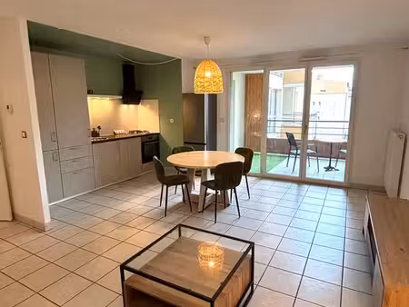 villeurbanne salengro – superbe t2 meublé de 59 18 m²  terrasse plein sud et garage fermé
