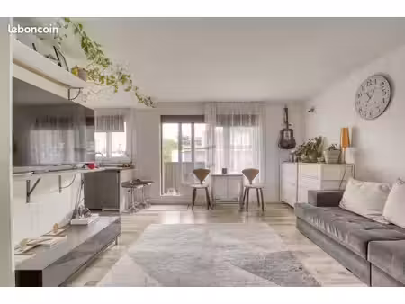 t2 rénové avec balcon et vue