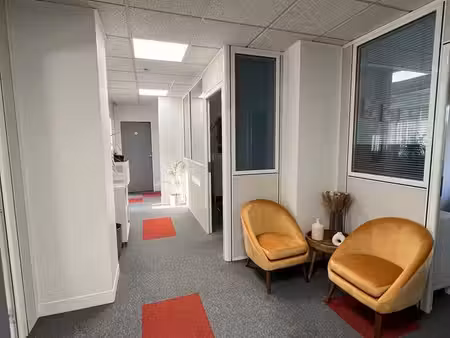 bureau traversant de 116 m² avec 2 parkings – 6 bureaux fermés