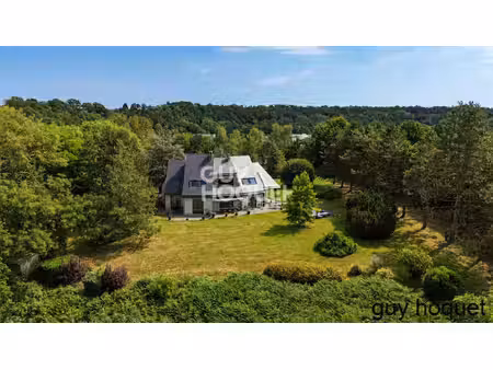 maison contemporaine avec piscine et jolie vue dégagée