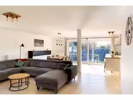 appartement spacieux avec deux chambres.