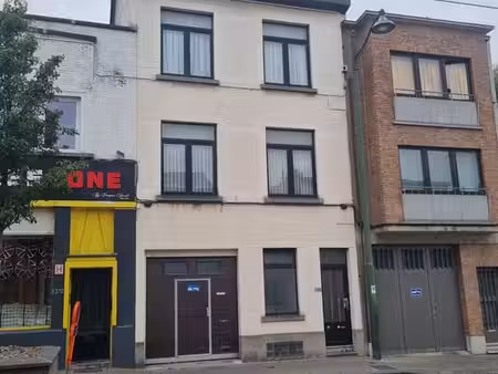 atelier / garage dans un quartier très commerçant