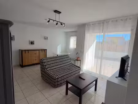 à louer – t2 meublé de 50 m² avec extérieur  garage et parking – perpignan saint-gaudériqu