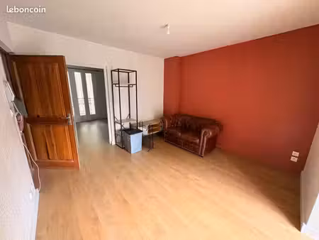 t2 lumineux de 36 m² – quartier des arceaux – 670 cc