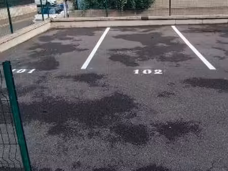 à louer – place de parking extérieure