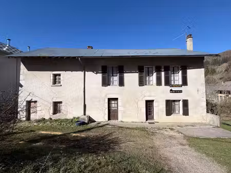 propriété avec belle bâtisse de 205 m2 à rénover - 1600 m2 terrain - 30mn de chambéry - en