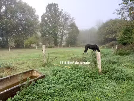 saint-pierre-la-cour – longère en pierre 130m² avec dépendances et terrain d'1 34ha