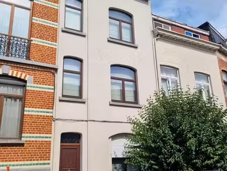 belle maison bruxelloise offrant de beaux volume et un ja...
