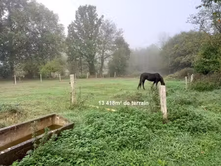 saint-pierre-la-cour – longère en pierre 130m² avec dépendances et terrain d'1 34ha