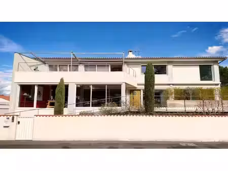 villa 254 m2 avec piscine intérieure et accès direct plage