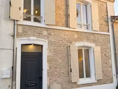 maison de ville rénovée avec charme et extérieur