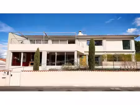 villa 254 m2 avec piscine intérieure et accès direct plage