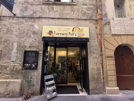 montpellier - place sainte-anne - boutique-atelier 25 m² à l'entrée d'un speakeasy