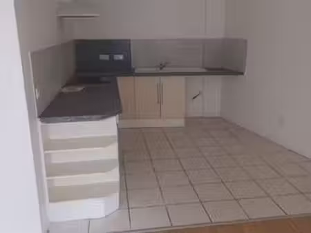 location appartement 2 pièces à saint-méen-le-grand (35290) : à louer 2 pièces / 45m² sain