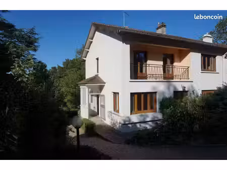 villennes-sur-seine : maison spacieuse avec jardin