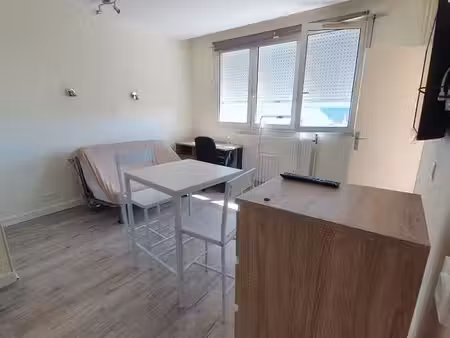 studio toutes charges comprises