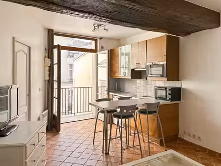 rue vieille du temple - deux pièces - environ 33m²