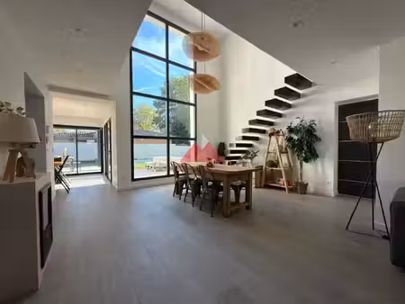 villa contemporaine avec piscine  cinéma privé et prestations haut de gamme