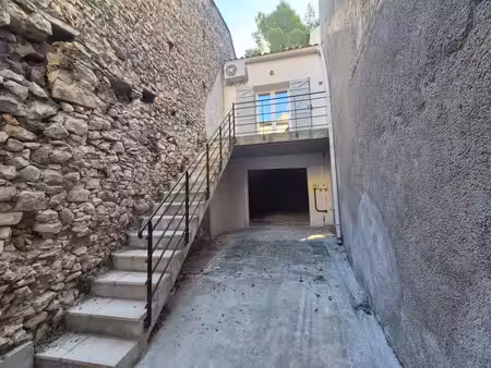 à louer – maison de ville meublée avec extérieur à orgon