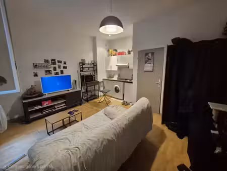 à louer – studio meublé en plein centre-ville de salon-de-provence