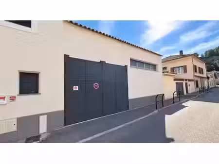 hangar au coeur du village