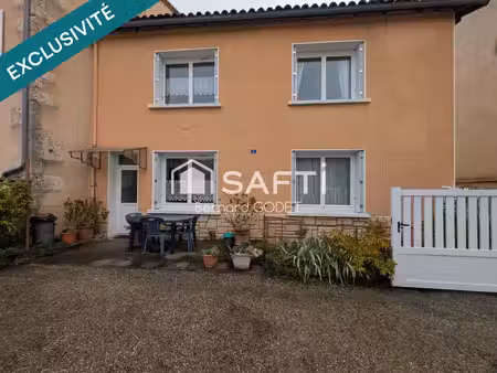 ruffec centre-ville  un immeuble  deux appartements et trois garages !