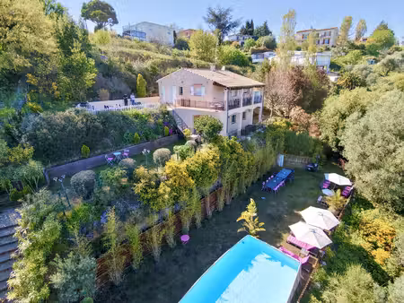 villa sur deux niveaux avec vue mer