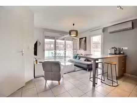 cogolin - centre ville -t3 recent-- 53m² ascenseur - terrasse - garage