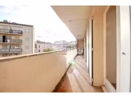 sainte-maxime - centre ville - t3 traversant - 73m² - balcons - ascenseur - cave
