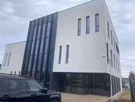 location local professionnel 747m²