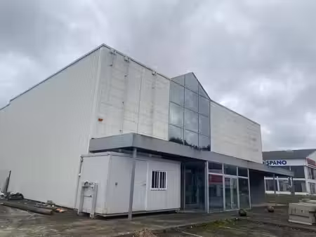 exclusivite av local commercial de 3353 m² sur 2 niveaux - emplacement n°1-parcelle de 925