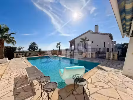 propriété d’exception avec vue panoramique sur les iles d’or