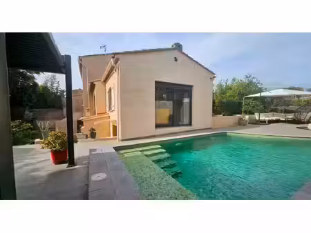 maison t6 de 115m² sur parcelle de 480m²  piscine  stationnement  au calme